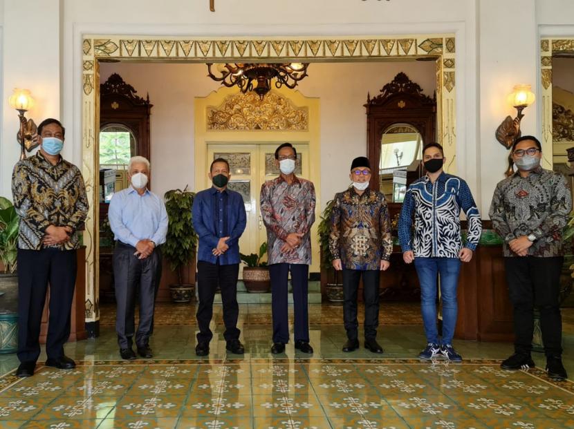 Ketua Umum DPP PAN Zulkifli Hasan (tiga kanan) bertemu dengan Gubernur DIY, Sultan Hamengku Buwono X, Senin (14/6).