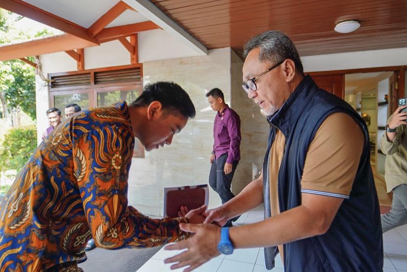 Ketua Umum DPP PAN Zulkifli Hasan (Zulhas) bersama Wali Kota Solo Gibran Rakabuming Raka yang resmi menjadi cawapres pendamping Prabowo Subianto.