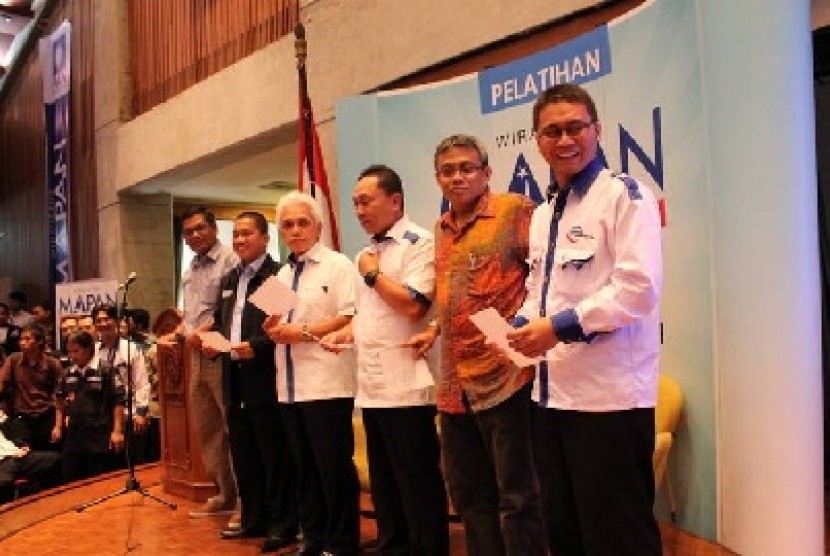 Ketua Umum DPP PARRA Indonesia, Rusli Halim Fadli (kanan) bersama para petinggi Partai Amanat Nasional (PAN) saat membuka Program MAPAN Wirausaha Muda.