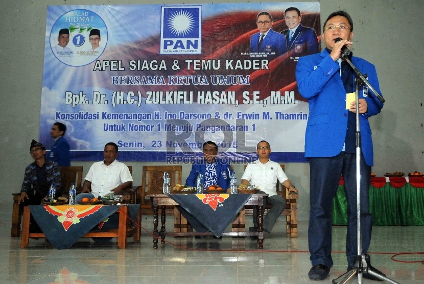 Ketua Umum DPP Partai Amanat Nasional (PAN) Zulkifli Hasan memberikan sambutannya saat apel siaga dan temu kader Partai PAN di Pangandaran, Jawa Barat, Senin (23/11). 