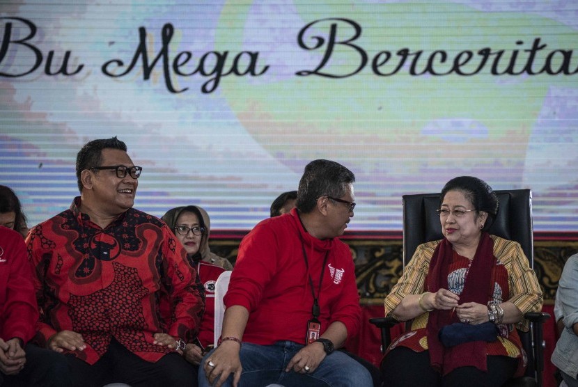 Ketua Umum DPP Partai Demokrasi Indonesia Perjuangan (PDIP) Megawati Soekarnoputri (kanan) berbincang dengan Sekjen PDIP Hasto Kristiyanto (tengah) disaksikan Wasekjen Eriko Sotarduga (kiri) dalam acara Bu Mega Bercerita di Kantor DPP PDI Perjuangan, Jakarta, Senin (7/1/2019).