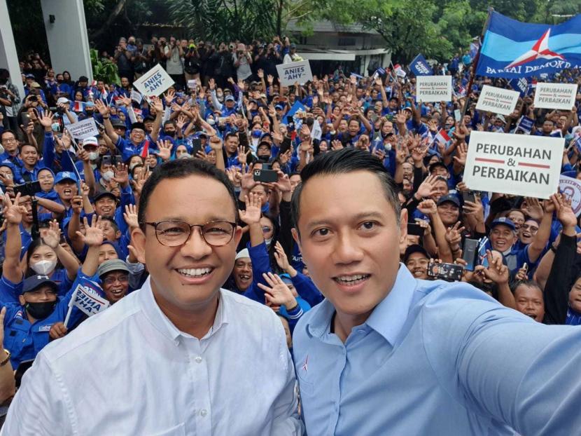 Ketum Partai Demokrat, Agus Harimurti Yudhoyono (AHY) bersama capres 2024 Anies Baswedan. Di tengah upaya PDIP 'menarik' AHY, kader PPP dan Golkar membelot ke Anies.
