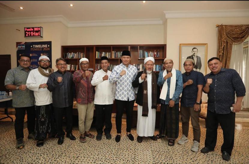 Ketua Umum DPP Partai Demokrat Agus Harimurti Yudhoyono (AHY) menerima dukungan Forum Silaturahmi Komunikasi Ulama Kiai dan Habaib Indonesia (Forsikuhabin). 