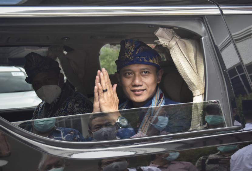 Ketua Umum DPP Partai Demokrat Agus Harimurti Yudhoyono (kanan) 
