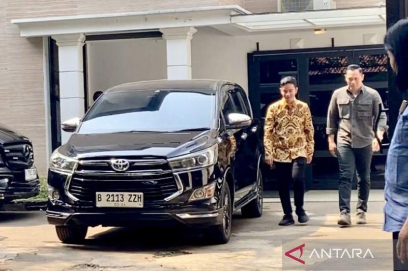 Ketua Umum DPP Partai Demokrat Agus Harimurti Yudhoyono (kanan) mengantar Gibran Rakabuming Raka (dua kanan) ke mobilnya selepas keduanya bertemu di rumah AHY di Jakarta, Ahad (22/10/2023).