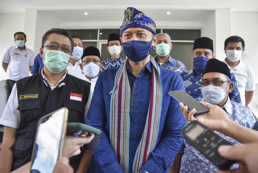 Ketua Umum DPP Partai Demokrat Agus Harimurti Yudhoyono (tengah).