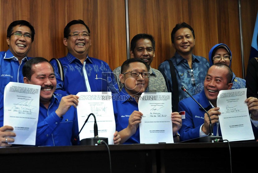   Ketua Umum DPP Partai Demokrat Anas Urbaningrum bersama sejumlah pengurus DPP Partai Demokrat menandatangani Pakta Integritas di kantor DPP PD, Jakarta, Kamis (14/2).  (Republika/ Tahta Aidilla)