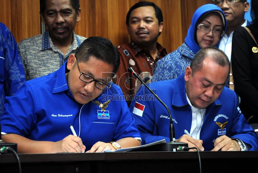  Ketua Umum DPP Partai Demokrat Anas Urbaningrum bersama Wasekjen PD Saan Mustopa (kanan) saat menandatangani Pakta Integritas di kantor DPP PD, Jakarta, Kamis (14/2).  (Republika/ Tahta Aidilla)