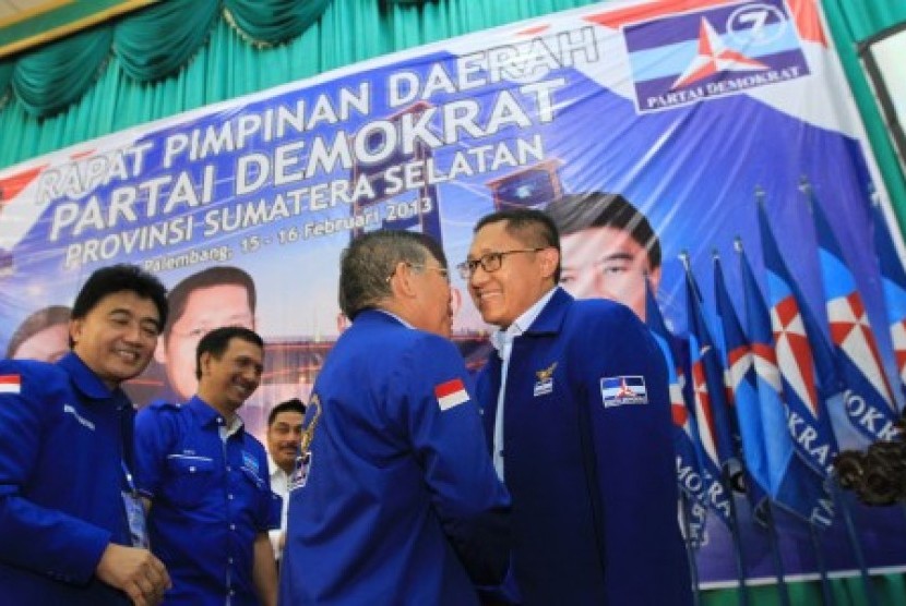  Ketua Umum DPP Partai Demokrat Anas Urbaningrum menyalami salah satu kader partai pada pembukaan Rapat Pimpinan Daerah Sumatera Selatan di Asrama Haji Palembang, Jumat (15/2).