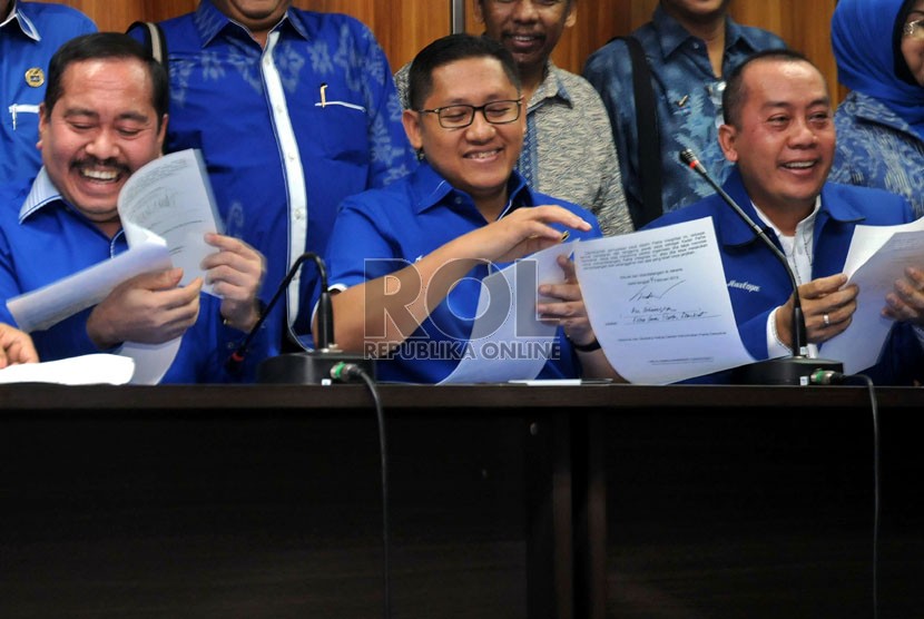  Ketua Umum DPP Partai Demokrat Anas Urbaningrum, Wasekjen PD Saan Mustopa (kanan) dan Bedahara Umum Sartono Hutomo (kiri) saat menandatangani Pakta Integritas di kantor DPP PD, Jakarta, Kamis (14/2).  (Republika/ Tahta Aidilla)