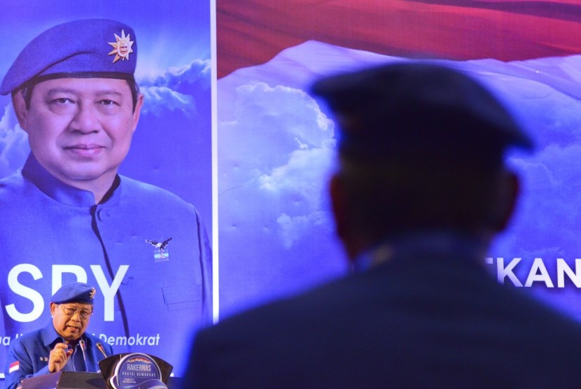 Ketua Umum DPP Partai Demokrat Susilo Bambang Yudhoyono menyampaikan pidato sambutannya saat membuka Rapat Kerja Nasional (Rakernas) Partai Demokrat di Hotel Lombok Raya, Mataram, NTB, Senin (8/5).