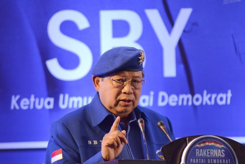 Ketua Umum DPP Partai Demokrat Susilo Bambang Yudhoyono menyampaikan pidato sambutannya saat membuka Rapat Kerja Nasional (Rakernas) Partai Demokrat di Hotel Lombok Raya, Mataram, NTB, Senin (8/5).