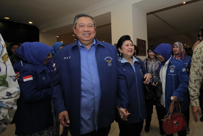 Ketua Umum DPP Partai Demokrat Susilo Bambang Yudhoyono (SBY) menghadiri acara Temu Kader Partai Demokrat Jawa Timur di Surabaya, Jawa Timur, Rabu (14/10). 