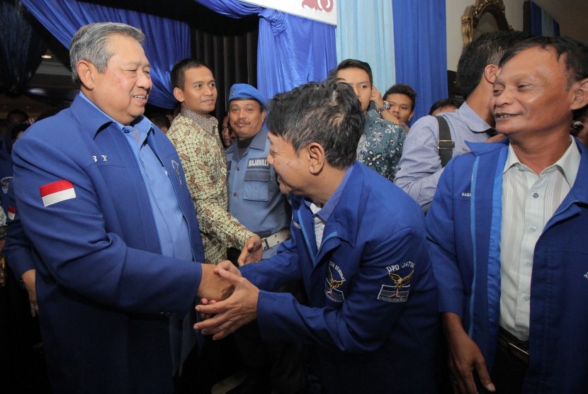 Ketua Umum DPP Partai Demokrat Susilo Bambang Yudhoyono (SBY) berjabat tangan dengan sejumlah kader Partai Demokrat di Surabaya, Jawa Timur, Rabu (14/10).