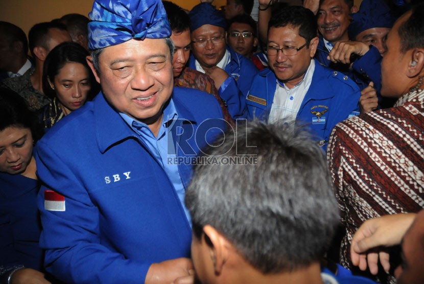   Ketua Umum DPP Partai Demokrat terpilih Susilo Bambang Yudhoyono, menyapa kader partainya usai berpidato politik di Sanur,Denpasar,Sabtu (30/3). (Republika/Aditya Pradana Putra)