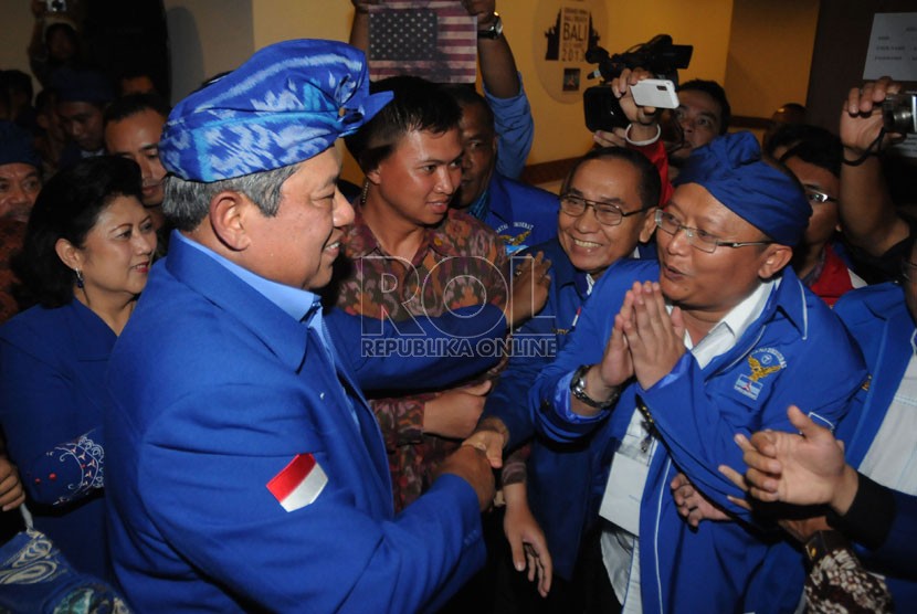   Ketua Umum DPP Partai Demokrat terpilih Susilo Bambang Yudhoyono, menyapa kader partainya usai berpidato politik di Sanur,Denpasar,Sabtu (30/3). (Republika/Aditya Pradana Putra)