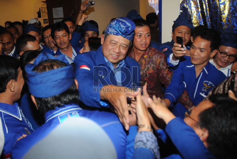   Ketua Umum DPP Partai Demokrat terpilih Susilo Bambang Yudhoyono, menyapa kader partainya usai berpidato politik di Sanur,Denpasar,Sabtu (30/3). (Republika/Aditya Pradana Putra)