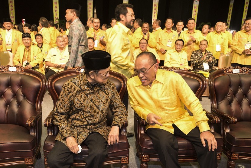 Ketua Umum DPP Partai Golkar, Aburizal Bakrie (kanan), berbincang dengan Presiden ke-3 RI yang juga sesepuh Partai Golkar, B.J. Habibie (kiri), ketika menghadiri acara Pembukaan Rapimnas Partai Golkar Tahun 2016 di JCC, Jakarta, Sabtu (23/1). 