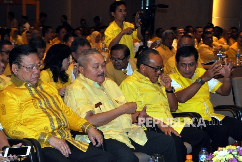 Ketua Umum DPP Partai Golkar Aburizal Bakrie (kedua kanan) saat membuka Musyawarah Daerah (Musda) IX Partai Golkar Sumatera Selatan (Sumsel) di Palembang, Rabu (27/4).Republika/Maspril Aries