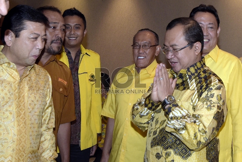Ketua Umum DPP Partai Golkar Aburizal Bakrie (ketiga kanan) menyambut kedatangan Wakil Ketua Umum hasil Munas Ancol Priyo Budi Santoso (kedua kanan) dalam pembukaan Rapimnas ke VIII Golkar di Jakarta, Jumat (12/6).(Antara Foto/Sigid Kurniawan)