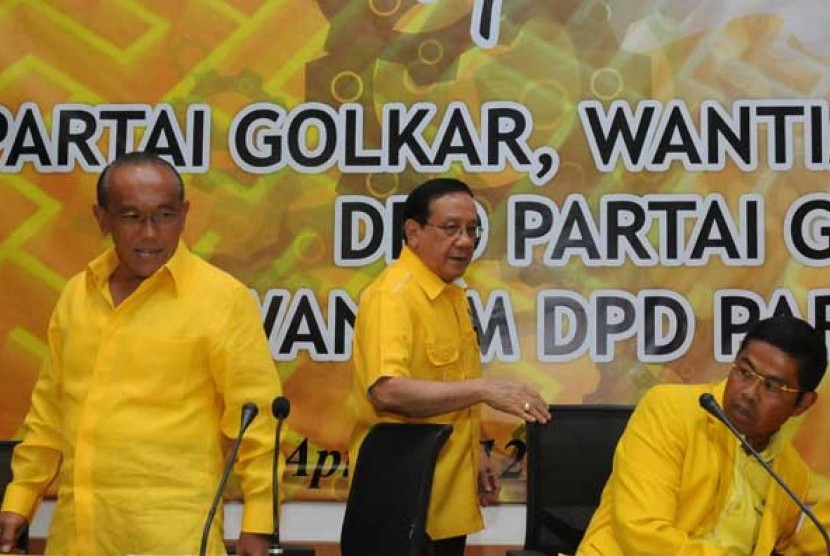  Ketua Umum DPP Partai Golkar Aburizal Bakrie (kiri), Ketua Dewan Pertimbangan Akbar Tanjung (tengah) dan Sekjen Partai Golkar Idrus Marham (kanan).
