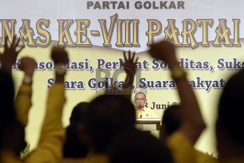 Ketua Umum DPP Partai Golkar Aburizal Bakrie memberikan pengarahan dalam pembukaan Rapat Pimpinan Nasional (Rapimnas) ke VIII Golkar di Jakarta, Jumat (12/6).(ANTARA FOTO/Sigid Kurniawan)