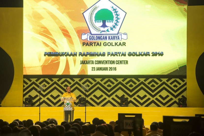 Ketua Umum DPP Partai Golkar, Aburizal Bakrie, menyampaikan pidato politiknya pada acara Pembukaan Rapimnas Partai Golkar Tahun 2016 di JCC, Jakarta, Sabtu (23/1). 