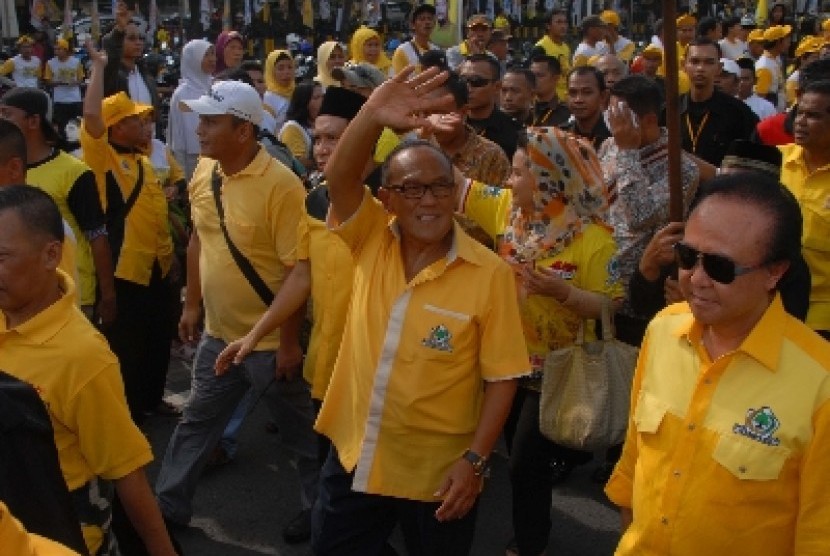 Ketua Umum DPP Partai Golkar Aburizal Bakrie (tengah) menyapa para simpatisan Partai Golkar saat kampanye penutup Partai Golkar di Gedung Jatim Expo, Surabaya, Jawa Timur.