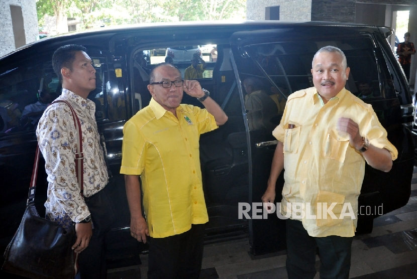 Ketua Umum DPP Partai Golkar Aburizal Bakrie (tengah) saat membuka Musyawarah Daerah (Musda) IX Partai Golkar Sumatera Selatan (Sumsel) di Palembang, Rabu (27/4).Republika/Maspril Aries