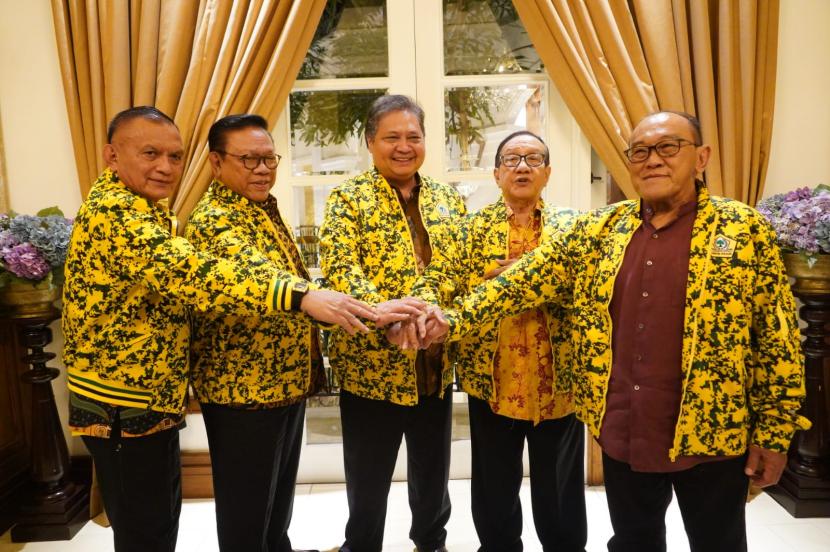 Ketua Umum DPP Partai Golkar Airlangga Hartanto bertemu dengan Tiga Ketua Dewan Partai Golkar.
