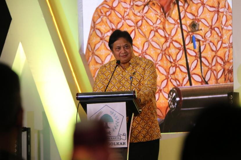 Ketua Umum DPP Partai Golkar Airlangga Hartarto aat Rapat Koordinasi Nasional (Rakornas) Bidang Pemenangan Pemilu, se-Sulawesi, di Makassar, Jumat (11/3/2022). 