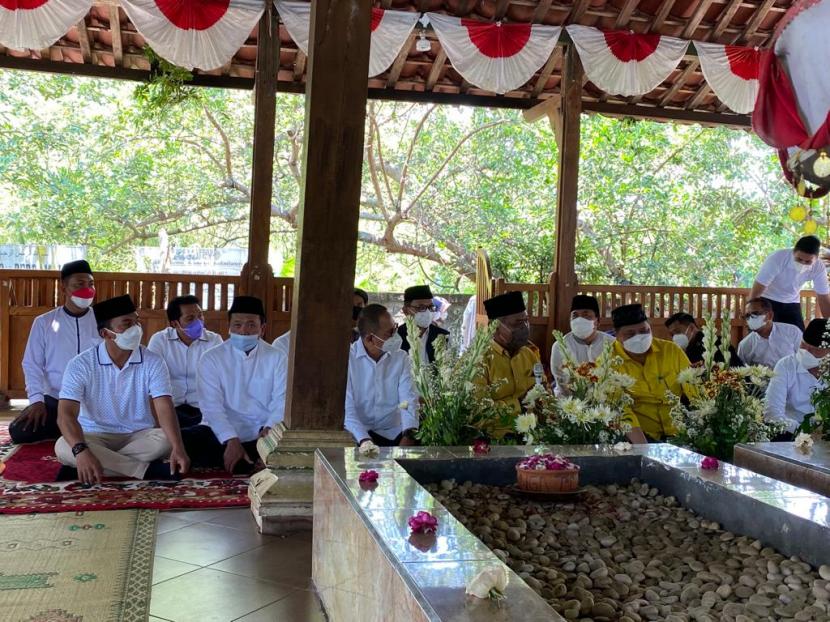 Ketua Umum DPP Partai Golkar Airlangga Hartarto (baju kuning tengah) saat berziarah ke makam Mbah Lim, di Klaten, Jawa Tengah. 