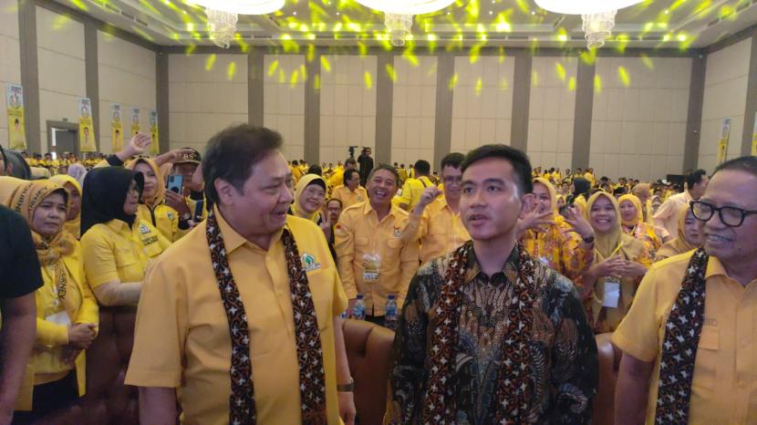 Ketua Umum DPP Partai Golkar Airlangga Hartarto bersama Cawapres Gibran Rakabuminng Raka menghadiri konsolidasi pemenangan pemilu DPD Golkar Provinsi Jawa Tengah di Solo, Selasa (5/12/2023).