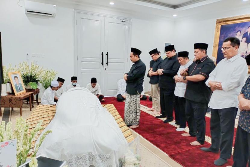 Ketua Umum DPP Partai Golkar Airlangga Hartarto bersama Jubir Partai Golkar Tantowi Yahya saat ikut shalat jenazah almarhum Bambang Sukmonohadi di Jakarta Selatan, Sabtu (3/6/2023).