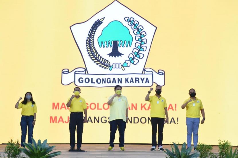 Ketua Umum DPP Partai Golkar Airlangga Hartarto bersama sejumlah pengurus saat acara pembagian secara simbolis 4 juta masker, Sabtu (17/10)