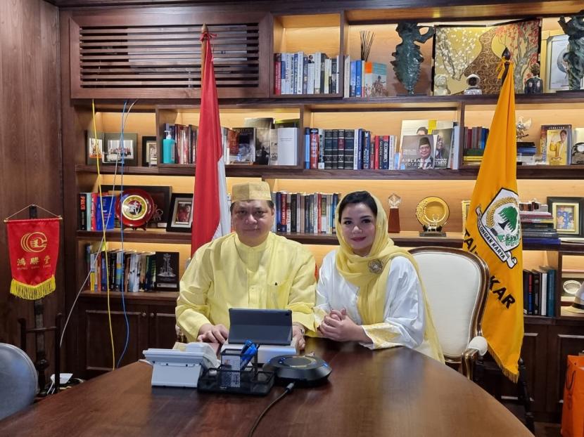 Ketua Umum DPP Partai Golkar Airlangga Hartarto didampingi istri yang juga Ketua Umum Ikatan Istri Partai Golkar Yanti Airlangga, saat Halal Bihalal Partai Golkar secara virtual, Jumat (14/5).