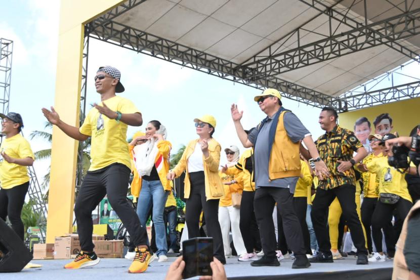 Ketua Umum DPP Partai Golkar, Airlangga Hartarto goyang gemoy di Alun-Alun Tastura, Lombok Tengah, NTB, Ahad (14/1/2024).