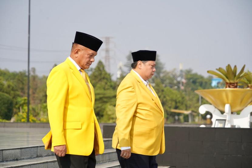 Ketua Umum DPP Partai Golkar Airlangga Hartarto (kanan) bersama Sekjen Partai Golkar Lodewijk F Paulus saat memimpin upacara HUT ke-59 Partai Golkar di TMPN Kalibata, Jumat (20/10/2023).k