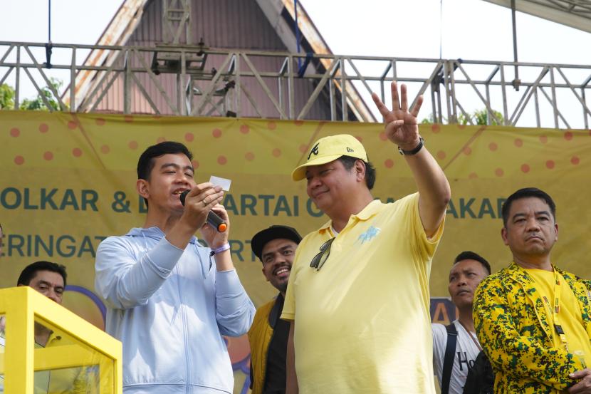 Ketua Umum DPP Partai Golkar Airlangga Hartarto (kanan) bersama cawapres nomor urut 2 Gibran Rakabuming Raka saat menghadiri Lomba Senam Gemoy di Jakarta Barat, Ahad (7/1/2024).