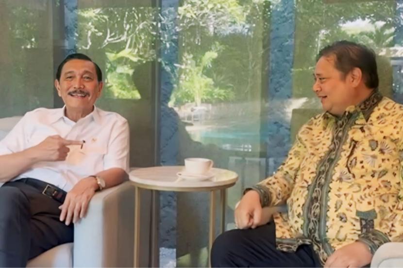 Ketua Umum DPP Partai Golkar Airlangga Hartarto (kanan) bertemu Ketua Dewan Penasehat DPP Partai Golkar Luhut Binsar Pandjaitan di Jakarta, Kamis (22/2/2024).