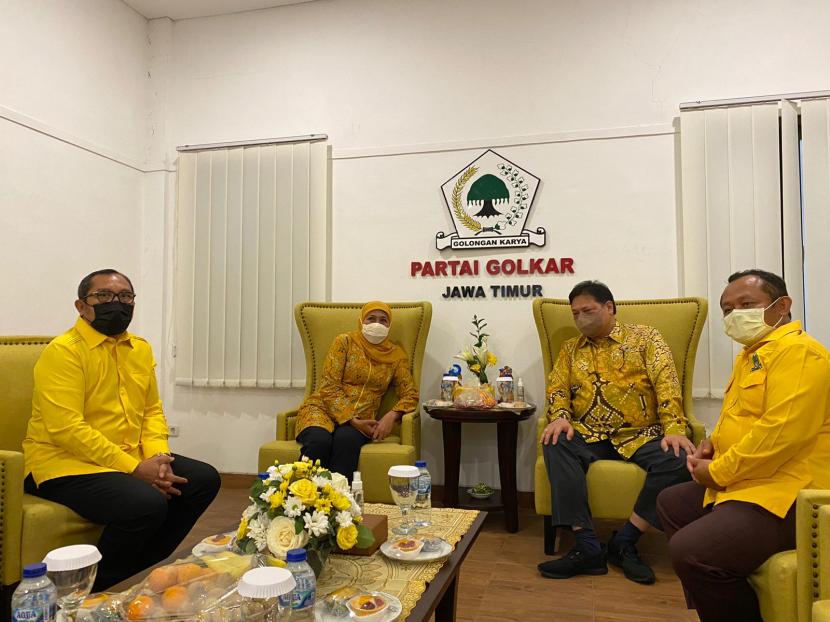 Ketua Umum DPP Partai Golkar Airlangga Hartarto (kedua kanan) bertemu Gubernur Jawa Timur Khofifah Indar Parawansa (kedua kiri) saat acara konsolidasi DPD Partai Golkar Jatim di Surabaya, Rabu (12/1/2022).