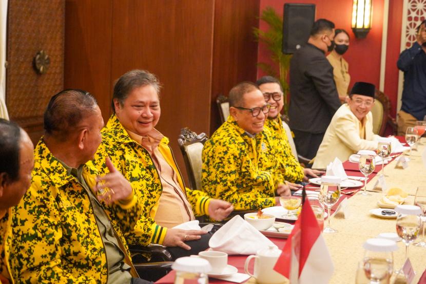 Ketua Umum DPP Partai Golkar Airlangga Hartarto (kedua kiri) saat bersilaturahim dengan Ormas Hasta Karya, Ahad (6/8/2023).