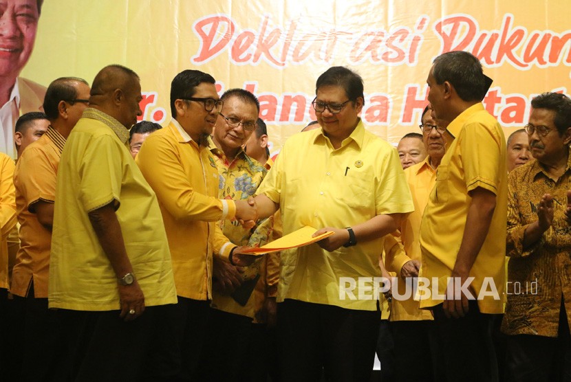 Ketua Umum DPP Partai Golkar Airlangga Hartarto (keempat kanan) menerima berkas dukungan yang diserahkan Plt Ketua DPD Golkar Sumut Ahmad Doli Kurnia Tandjung (ketiga kiri) disaksikan pengurus partai, pada deklarasi dukungan menjadi Ketua Umum periode 2019-2024, di Medan, Sumatera Utara, Senin (29/7/2019).