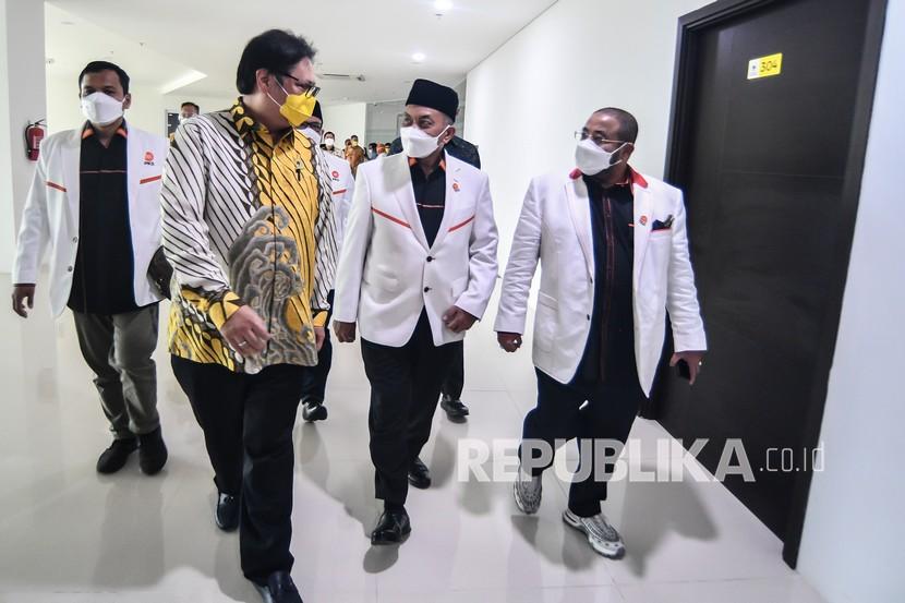 Ketua Umum DPP Partai Golkar Airlangga Hartarto (kiri) berbincang dengan Presiden PKS Ahmad Syaikhu (tengah) dan Sekjen PKS Aboe Bakar Al-Habsyi (kanan) saat melakukan pertemuan di kantor DPP Partai Golkar, Jakarta, Kamis (29/4/2021). Pertemuan tersebut dilakukan dalam rangka melakukan silaturahim kebangsaan guna mempererat hubungan komunikasi sesama partai politik.