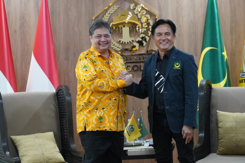 Ketua Umum DPP Partai Golkar Airlangga Hartarto (kiri) berjabat tangan dengan Ketua Umum Partai Bulan Bintang (PBB) Yusril Ihza Mahendra (kanan) di Kantor DPP Partai Golkar, Jakarta, Selasa (21/3/2023).