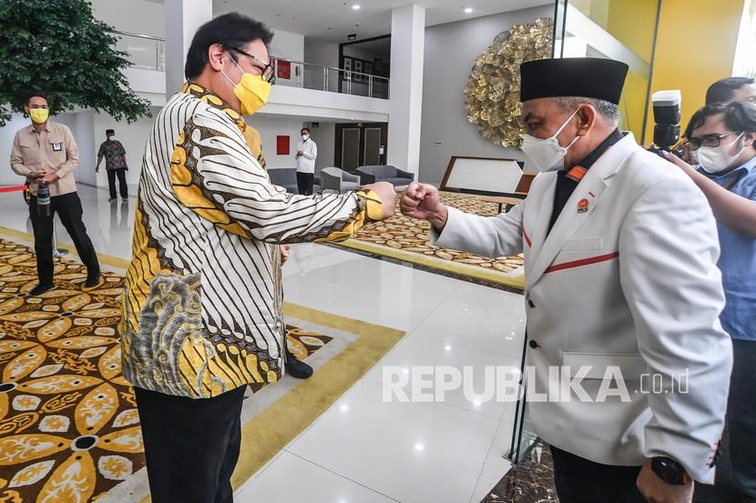 Ketua Umum DPP Partai Golkar Airlangga Hartarto (kiri) bersalaman dengan Presiden PKS Ahmad Syaikhu (kanan) saat melakukan pertemuan di kantor DPP Partai Golkar, Jakarta, Kamis (29/4/2021). 