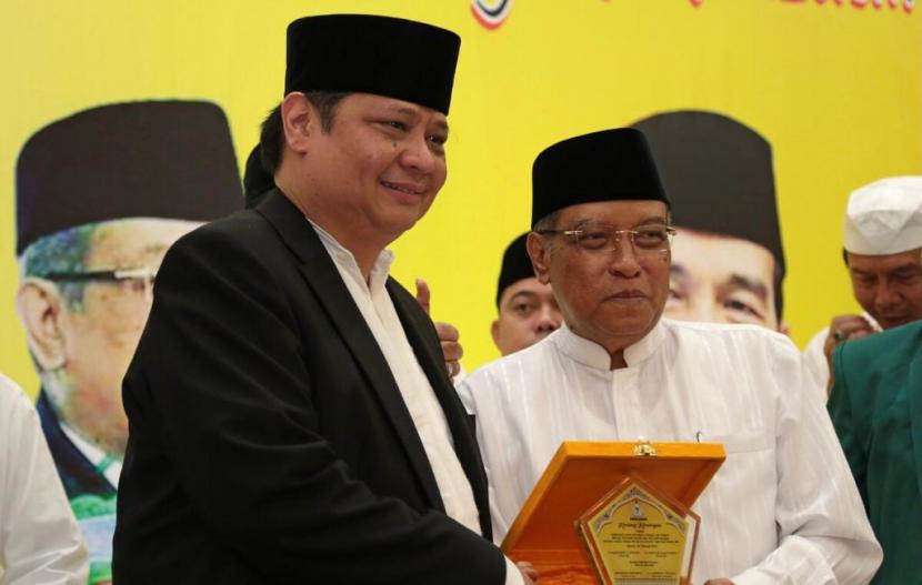 Ketua Umum DPP Partai Golkar Airlangga Hartarto (kiri) bersama Ketua Umum PBNU Kiai Said Aqil Siradj (kanan) dalam sebuah kesempatan. Menteri Koordinator Bidang Perekonomian Airlangga Hartarto menilai Nahdlatul Ulama (NU) menjadi organisasi Islam yang mampu memegang peran penting bersama pemerintah menghadapi persoalan bangsa.