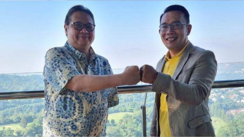 Ketua Umum DPP Partai Golkar Airlangga Hartarto (kiri) bersama Gubernur Jawa Barat Ridwan Kamil (kanan).