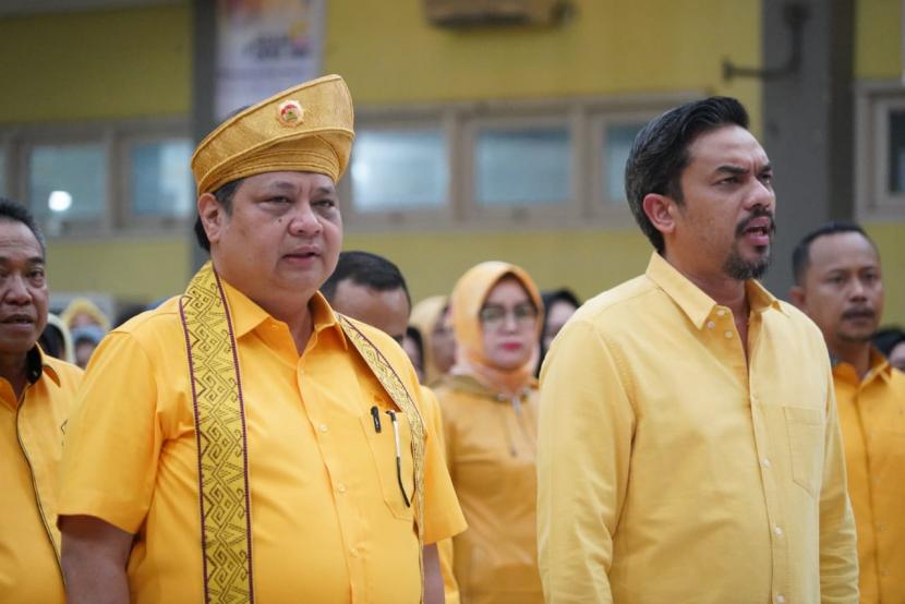 Ketua Umum DPP Partai Golkar Airlangga Hartarto (kiri) bersama Ketua DPD I Partai Golkar Kalimantan Barat Maman Abdurrahman (kanan) saat rapat koordinasi Partai Golkar dengan seluruh kader Kalbar di Pontianak, Kamis (24/11/2022).