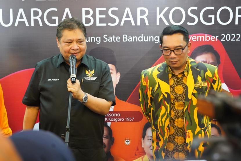 Ketua Umum DPP Partai Golkar Airlangga Hartarto (kiri) bersama Gubernur Jawa Barat Ridwan Kamil